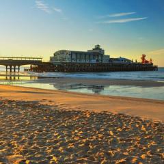 Beach Haven - FREE PARKING - Luxury 2 bedroom 2 bathroom Town Centre Apartment by Coastline Retreats