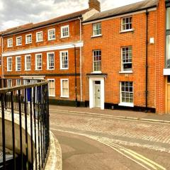 Charming 1 bed loft in 16C house in city centre