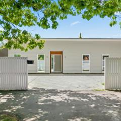 Contemporary Comfort - Masterton Holiday Home