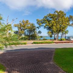 Bribie Beach House, Waterfront directly across the road - Solander Esp, Banksia Beach