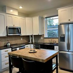 Custom Built Cottage in Downtown with Pool