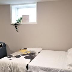 Charming Studio with Parking, Netflix, Full Kitchen - Close to Algonquin College