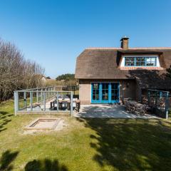 Villa met grote tuin in de duinen nabij het strand