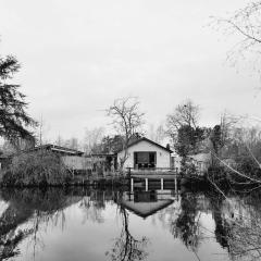 Rustig gelegen chalet Kapeki met tuin aan het water