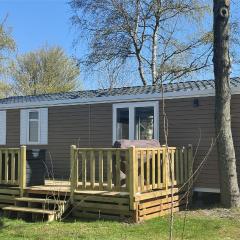 Bj Chalets - De Rug 3 - Vakantiepark Lauwersoog - Luxe kindvriendelijke chalet MET vaatwasser en inloopkast! Vroege incheck!