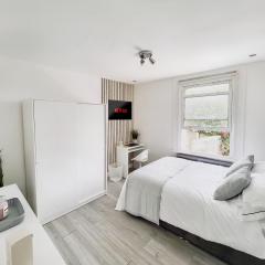 Modern Room in Centrally Located Apartment - Room 4