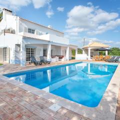 Quiet Spacious House - Swimming Pool