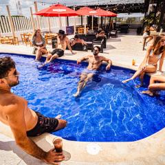 Nomads Party Hotel