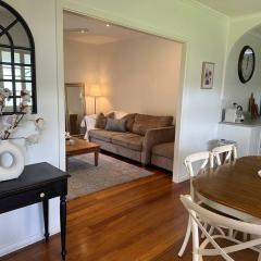 Cosy Queenslander in the heart of town.