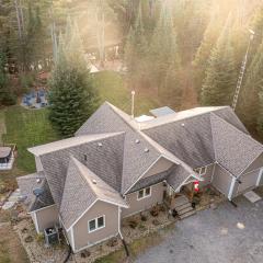 Waterfront Muskoka Cottage with Hot Tub & Game Room