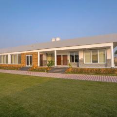 Luxury Farmhouse Stay, Pure Vegetarian- Santushti Farm, NCR