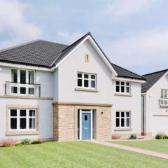 Glasgow Central Luxurious Villa - Spacious and Contemporary. 13 mins Drv to Glasgow City Centre. 6 bedrooms, 5 Bathrooms, Double Garage, E Car Charging, Huge Garden. Excellent Location, Golf Course minutes away. Corporate Clients Welcome!