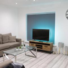Large 5 Bed Town House Within City Centre inc and Sleeps Up To 11 with Sky and Netflix