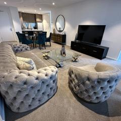 Deluxe 3 Bedroom 2 Bathroom Apt Southbank