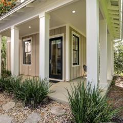 Cute little Cottage! Perfect Getaway! 2 Pools! SLEEPS 4!