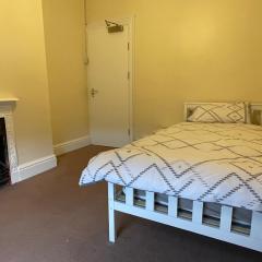 Rooms In A Victorian Comfortable 4-bedroom house in Milton Keynes Rooms Not En-suites