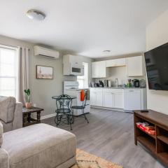 Plush 1 bed APT near Five Points! Bring your pets!