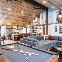 New Rustic Luxe Cabin Billiards Spa Near GSMNP
