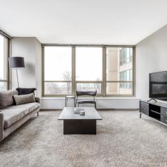 Lakeview 2BR w Deck Pool Gym nr Lincoln Park CHI-717