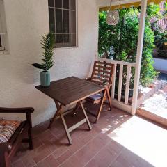 Appartement entier: chambre, cuisine + terrasse au calme sur jardin.