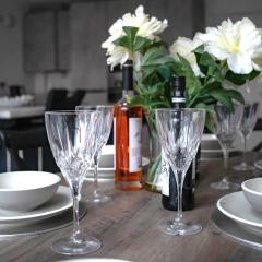 The Red House Modern Stylish Home from Home Walking Distance To Cardiff Bay and City Centre with Parking