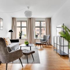 Sanders Constantin - Chic Two-Bedroom Apartment With Balcony
