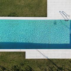 Luxurious Impressive Apartment - Balcony and Pool