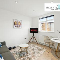 One Bedroom Apartment by Dream Key Properties Short Lets & Long Lets Uxbridge with Free Wi-fi - 5