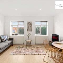 Spacious Two Bedroom Apartment by Dream Key Properties Short Lets & Long Lets Uxbridge- 1