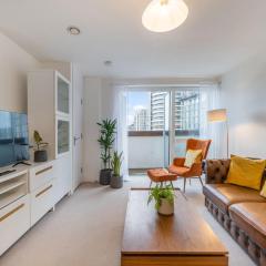 Luxury 2 Bedroom Large Balcony 5 Minutes to Kensington, Holland Park, Westfield Shopping Centre, Portobello Market