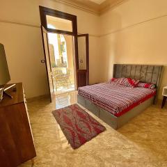 Comfy private room with big sunny balcony near cairo airport مكان مودرن للاقامة دقائق من مطار القاهرة الدولى