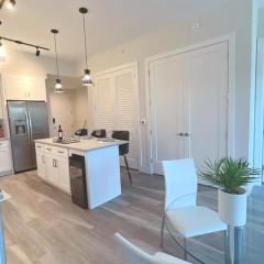 Lux property great for 1 to 8 Guests-family trip ,5Beds 2Rooms Staycation with Gym and EV, proximity to Downtown and Beaches