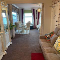 "The Italian" Seafront Apartment