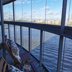 Homestay Room with stunning Thames river view