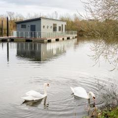 Berth 6 on Upton Lake, Upton-upon-Severn Home on Water