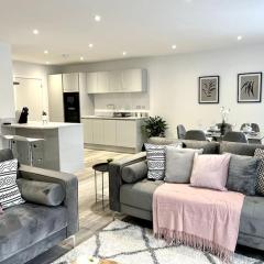 Luxury 3 Bed House w Parking & Garden! 1
