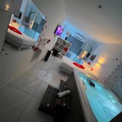 Love room avec spa privatif