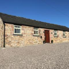 2 Bed Stylish Peak District Cottage Barn Near Alton Towers, Polar Bears, Chatsworth House