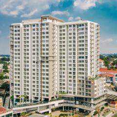 Hoa's lovely 2-bedroom condo with pool