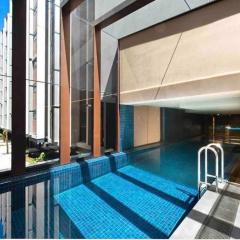 Midnight Luxe 2BR 2Bath Executive Apartment in the heart of Braddon Pool Sauna Views Secure Parking Wine WiFi