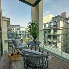HiGuests - Charming Retreat in CityWalk With Balcony and Pool
