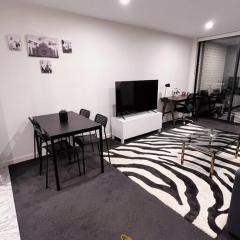 Black & White Delight - 2bd 2bth Apt - Braddon