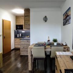 Horský rodinný apartmán 2KK s velkou terasou, s wellness, snídaní na pokoj a s vlastním parkováním v garáži - by Relax Harrachov