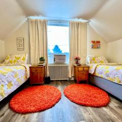 Private Room with 2 Twin Beds- Air Conditioning and Shared Bathrooms