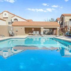 The Cool Cactus Condo with Pool and Jacuzzi