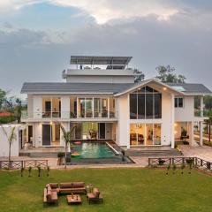 StayVista at The Francolin Farm with Free Breakfast, Infinity Pool & Jacuzzi