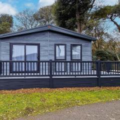 Stunning Lodge With Large Decking At Azure Seas In Suffolk Ref 32109og