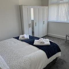M1Link 3 bed house up to 7 people free parking, wifi, M1, transport links, enclosed L garden
