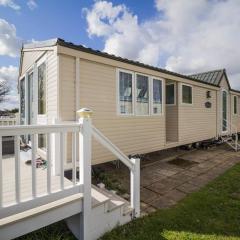 Lovely Caravan With Decking For Hire At Breydon Water In Norfolk Ref 10009b