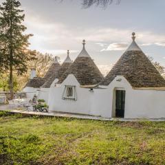 TRULLI del 1800 con Foresta vicino al MARE